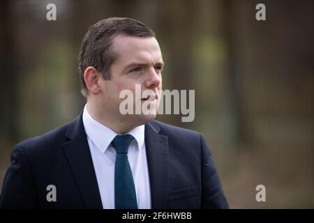 Glasgow, Großbritannien. April 2021. Douglas Ross, Vorsitzender der schottischen Konservativen und Unionistischen Partei, enthüllt ein Banner über die Einführung des Impfstoffs, als Schottland die 2,5 Millionen Menschen traf, die ihre ersten Does des Covid-19-Coronavirus-Impfstoffs erhielten. Foto: jeremy sutton-hibbert/Alamy Live News Stockfoto