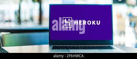 POZNAN, POL – 6. FEB 2021: Laptop-Computer mit Logo von Heroku, einer Cloud Platform as a Service (PaaS), die mehrere Programmiersprachen unterstützt Stockfoto