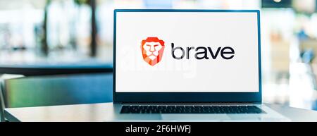 POZNAN, POL - 6. FEBRUAR 2021: Laptop-Computer mit dem Logo von Brave, einem kostenlosen und Open-Source-Webbrowser, der von Brave Software, Inc. Auf der Grundlage der entwickelt wurde Stockfoto