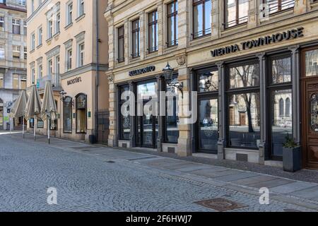 Leipzig, Sachsen, Deutschland, 03-31-2021 Leere Fußgängerzone und geschlossene Restaurants und Geschäfte wegen der Koronandemie / hier: Thomaskirchhof Stockfoto