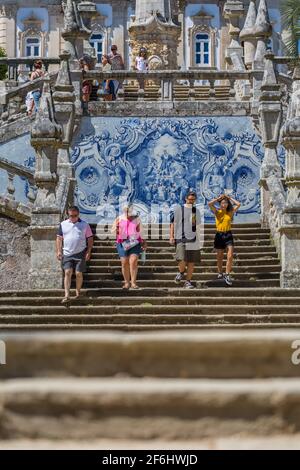 Lamego / Portugal - 07 25 2019 : Blick auf junge Touristen und ältere Touristen zu Fuß Treppe von Lamego Kathedrale Stockfoto
