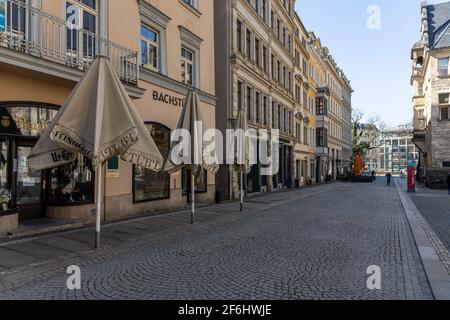 Leipzig, Sachsen, Deutschland, 03-31-2021 Leere Fußgängerzone und geschlossene Restaurants und Geschäfte wegen der Koronandemie / hier: Thomaskirchhof Stockfoto