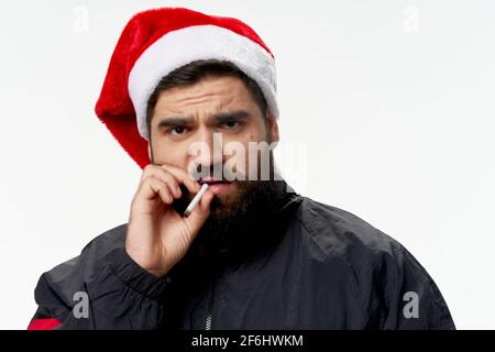 Bad Santa mit einem Bart in einem Hut mit einem Zigarette im Mund Stockfoto