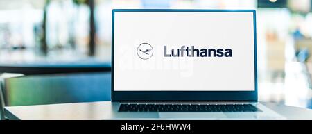 POZNAN, POL - 15. MÄRZ 2021: Laptop-Computer mit Logo der Lufthansa, der Flaggenträger und größten deutschen Fluggesellschaft mit Sitz in Köln Stockfoto