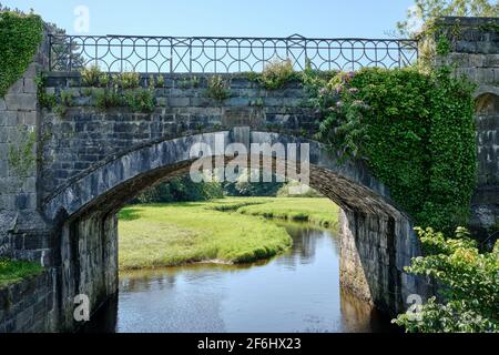 Steinbrücke über den Fluss Cegin in Porth Penrhyn, Bangor Wales Stockfoto