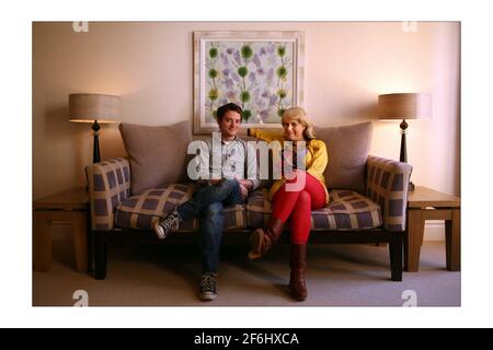 Elijah Wood mit Heloise Williams von Heloise und dem Savoir Faire in einem Hotel in Sohophotograph von David Sandison The Unabhängige 8/4/2008 Stockfoto