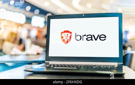 POZNAN, POL - 6. FEBRUAR 2021: Laptop-Computer mit dem Logo von Brave, einem kostenlosen und Open-Source-Webbrowser, der von Brave Software, Inc. Auf der Grundlage der entwickelt wurde Stockfoto