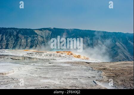 Heiße Quelle im Yellowstone. Aufsteigendes heißes Wasser gibt Wärmeenergie durch Verdunstung frei. Die Mikroorganismen, die in und um die heißen Quellen leben, maken oft Stockfoto