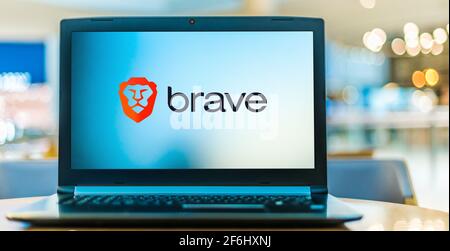 POZNAN, POL - 6. FEBRUAR 2021: Laptop-Computer mit dem Logo von Brave, einem kostenlosen und Open-Source-Webbrowser, der von Brave Software, Inc. Auf der Grundlage der entwickelt wurde Stockfoto