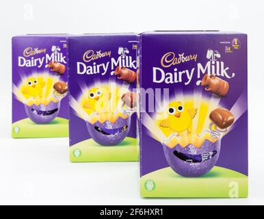 Irvine, Schottland, Großbritannien - 30. März 2021: Drei Schachteln Cadbury Milchschokoladeneier in einem recycelbaren Karton mit dem Cocoa Life Symbol graphii Stockfoto