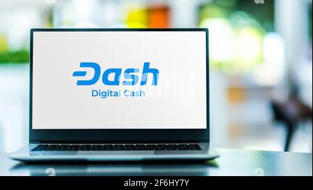 POZNAN, POL - SEP 23, 2020: Laptop-Computer mit dem Logo von Dash, einer Open-Source-Kryptowährung Stockfoto