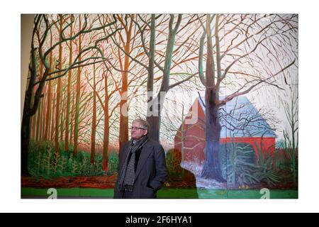 Der britische Künstler David Hockney (L) posiert für Fotografien neben einem Ausschnitt seines Gemäldes 'Bigger Tree's Near Warter', in der Tate Britain in London. David Hockney hat das Kunstwerk der Tate Britainphotograph von David Sandison The Independent 7/4/2008 geschenkt Stockfoto