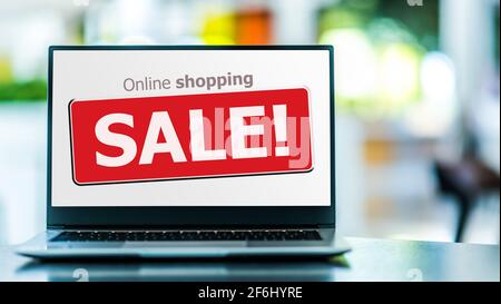 Laptop-Computer, der ein kommerzielles Verkaufsschild auf der Internet-Shopping-Website anzeigt. E-Commerce Stockfoto