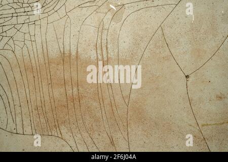 Alte, rissige Emailoberfläche. Schmutzige, zerrissene Emaille-Beschichtung von Badewannen, Waschbecken und Pfannen Stockfoto