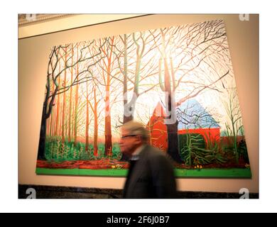 Der britische Künstler David Hockney (L) posiert für Fotografien neben einem Ausschnitt seines Gemäldes 'Bigger Tree's Near Warter', in der Tate Britain in London. David Hockney hat das Kunstwerk der Tate Britainphotograph von David Sandison The Independent 7/4/2008 geschenkt Stockfoto