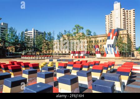 1999 Adelaide South Australia - farbige Blöcke vor dem Parlament von South Australia Parlamentsgebäude, ein stattliches Regierungsbüro mit griechischer Wiederbelebung Architektur, North Terrace, Adelaide, South Australia. Dieser Bereich wird derzeit 2021 renoviert. North Terrace, Adelaide, Südaustralien Stockfoto