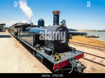 1999 - Goolwa Railway Station, Goolwa, South Australia. Der Cockle Train verkehrt das ganze Jahr über zwischen Goolwa und Victor Harbor.der Cockle Train fährt entlang der ältesten Stahleisenbahn in Australien, die aus dem Jahr 1854 stammt, als er gebaut wurde, um eine Verbindung zwischen dem Murray River und den Ozeanwankern in Port Elliot und später in Victor Harbor zu schaffen.der Cockle Der Zug befindet sich am Goolwa Depot und startet jeden Tag am Bahnhof Goolwa, im historischen Wharf Precinct am Fluss Murray. Stockfoto