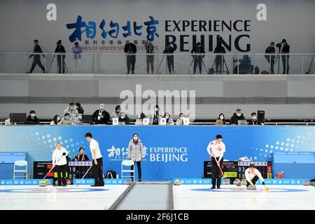 Peking, China. April 2021. Athleten treten am 1. April 2021 im National Aquatics Center in Peking bei einem Curling-Testprogramm an. Zwischen dem 1. Und 10. April 2021 findet ein 10-tägiges Eissport-Testprogramm für die Olympischen und Paralympischen Winterspiele 2022 statt. Dieses Testprogramm soll die Organisation des Wettbewerbs, den Betrieb des Veranstaltungsortes sowie die Dienstleistungen und den Schutz testen. Es wird alle Eissportarten von Peking 2022, nämlich Kurzstrecken-Eisschnelllauf, Eisschnelllauf, Eiskunstlauf, Eishockey, Eisstockschießen, Eisstockschießen, Para Eishockey und Rollstuhl Curling. Quelle: Ju Huanzong/Xinhua/Alamy Live News Stockfoto