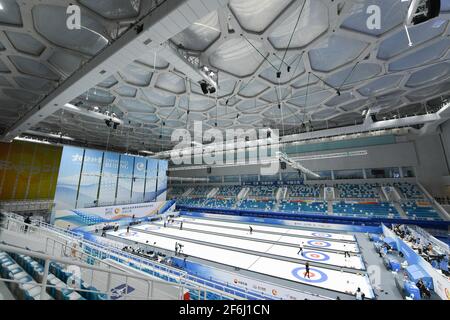 Peking, China. April 2021. Athleten treten am 1. April 2021 im National Aquatics Center in Peking bei einem Curling-Testprogramm an. Zwischen dem 1. Und 10. April 2021 findet ein 10-tägiges Eissport-Testprogramm für die Olympischen und Paralympischen Winterspiele 2022 statt. Dieses Testprogramm soll die Organisation des Wettbewerbs, den Betrieb des Veranstaltungsortes sowie die Dienstleistungen und den Schutz testen. Es wird alle Eissportarten von Peking 2022, nämlich Kurzstrecken-Eisschnelllauf, Eisschnelllauf, Eiskunstlauf, Eishockey, Eisstockschießen, Eisstockschießen, Para Eishockey und Rollstuhl Curling. Quelle: Ju Huanzong/Xinhua/Alamy Live News Stockfoto