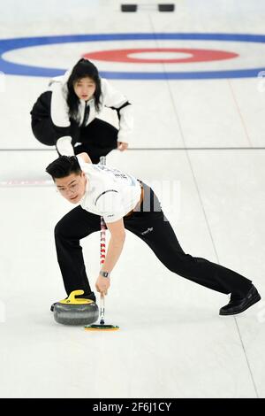 Peking, China. April 2021. Athleten treten am 1. April 2021 im National Aquatics Center in Peking bei einem Curling-Testprogramm an. Zwischen dem 1. Und 10. April 2021 findet ein 10-tägiges Eissport-Testprogramm für die Olympischen und Paralympischen Winterspiele 2022 statt. Dieses Testprogramm soll die Organisation des Wettbewerbs, den Betrieb des Veranstaltungsortes sowie die Dienstleistungen und den Schutz testen. Es wird alle Eissportarten von Peking 2022, nämlich Kurzstrecken-Eisschnelllauf, Eisschnelllauf, Eiskunstlauf, Eishockey, Eisstockschießen, Eisstockschießen, Para Eishockey und Rollstuhl Curling. Quelle: Ju Huanzong/Xinhua/Alamy Live News Stockfoto