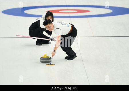 Peking, China. April 2021. Athleten treten am 1. April 2021 im National Aquatics Center in Peking bei einem Curling-Testprogramm an. Zwischen dem 1. Und 10. April 2021 findet ein 10-tägiges Eissport-Testprogramm für die Olympischen und Paralympischen Winterspiele 2022 statt. Dieses Testprogramm soll die Organisation des Wettbewerbs, den Betrieb des Veranstaltungsortes sowie die Dienstleistungen und den Schutz testen. Es wird alle Eissportarten von Peking 2022, nämlich Kurzstrecken-Eisschnelllauf, Eisschnelllauf, Eiskunstlauf, Eishockey, Eisstockschießen, Eisstockschießen, Para Eishockey und Rollstuhl Curling. Quelle: Ju Huanzong/Xinhua/Alamy Live News Stockfoto