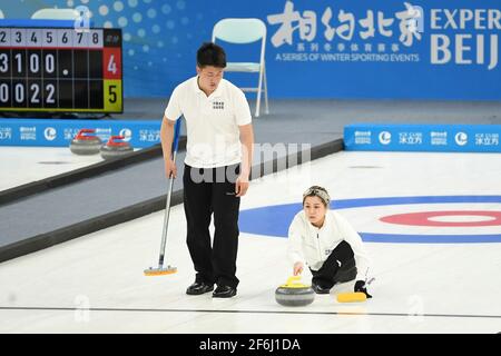 Peking, China. April 2021. Athleten treten am 1. April 2021 im National Aquatics Center in Peking bei einem Curling-Testprogramm an. Zwischen dem 1. Und 10. April 2021 findet ein 10-tägiges Eissport-Testprogramm für die Olympischen und Paralympischen Winterspiele 2022 statt. Dieses Testprogramm soll die Organisation des Wettbewerbs, den Betrieb des Veranstaltungsortes sowie die Dienstleistungen und den Schutz testen. Es wird alle Eissportarten von Peking 2022, nämlich Kurzstrecken-Eisschnelllauf, Eisschnelllauf, Eiskunstlauf, Eishockey, Eisstockschießen, Eisstockschießen, Para Eishockey und Rollstuhl Curling. Quelle: Ju Huanzong/Xinhua/Alamy Live News Stockfoto