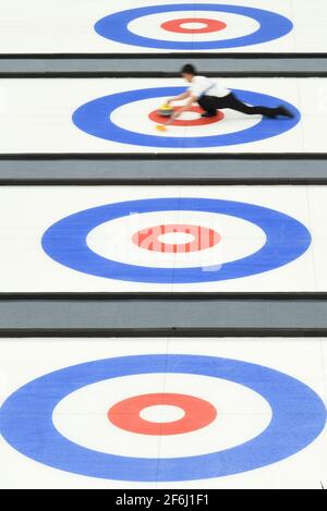 Peking, China. April 2021. Ein Athlet tritt während eines Curling-Testprogramms im National Aquatics Center in Peking am 1. April 2021 an. Zwischen dem 1. Und 10. April 2021 findet ein 10-tägiges Eissport-Testprogramm für die Olympischen und Paralympischen Winterspiele 2022 statt. Dieses Testprogramm soll die Organisation des Wettbewerbs, den Betrieb des Veranstaltungsortes sowie die Dienstleistungen und den Schutz testen. Es wird alle Eissportarten von Peking 2022, nämlich Kurzstrecken-Eisschnelllauf, Eisschnelllauf, Eiskunstlauf, Eishockey, Eisstockschießen, Eisstockschießen, Para Eishockey und Rollstuhl Curling. Quelle: Ju Huanzong/Xinhua/Alamy Live News Stockfoto