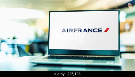 POSEN, POL – 15. MÄRZ 2021: Laptop-Computer mit Logo von Air France, der französischen Fluggesellschaft mit Sitz in Tremblay-en-France Stockfoto