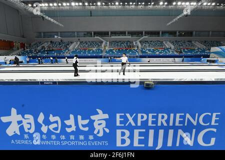 Peking, China. April 2021. Athleten treten am 1. April 2021 im National Aquatics Center in Peking bei einem Curling-Testprogramm an. Zwischen dem 1. Und 10. April 2021 findet ein 10-tägiges Eissport-Testprogramm für die Olympischen und Paralympischen Winterspiele 2022 statt. Dieses Testprogramm soll die Organisation des Wettbewerbs, den Betrieb des Veranstaltungsortes sowie die Dienstleistungen und den Schutz testen. Es wird alle Eissportarten von Peking 2022, nämlich Kurzstrecken-Eisschnelllauf, Eisschnelllauf, Eiskunstlauf, Eishockey, Eisstockschießen, Eisstockschießen, Para Eishockey und Rollstuhl Curling. Quelle: Ju Huanzong/Xinhua/Alamy Live News Stockfoto