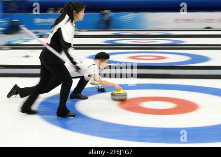 Peking, China. April 2021. Athleten treten am 1. April 2021 im National Aquatics Center in Peking bei einem Curling-Testprogramm an. Zwischen dem 1. Und 10. April 2021 findet ein 10-tägiges Eissport-Testprogramm für die Olympischen und Paralympischen Winterspiele 2022 statt. Dieses Testprogramm soll die Organisation des Wettbewerbs, den Betrieb des Veranstaltungsortes sowie die Dienstleistungen und den Schutz testen. Es wird alle Eissportarten von Peking 2022, nämlich Kurzstrecken-Eisschnelllauf, Eisschnelllauf, Eiskunstlauf, Eishockey, Eisstockschießen, Eisstockschießen, Para Eishockey und Rollstuhl Curling. Quelle: Ju Huanzong/Xinhua/Alamy Live News Stockfoto