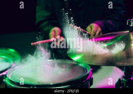 Drummer probt vor dem Rockkonzert am Schlagzeug. Mann, der im Studio Musik auf dem Schlagzeug aufzeichnete Stockfoto
