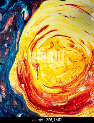 Vertikaler hellblauer Acrylspot mit hellem Gelb. Farbenfrohe Marmorstruktur. Ein Halbkreis, der mit Farben verschmiert ist und wie ein himmlischer Mantel aussieht. Ab Stockfoto