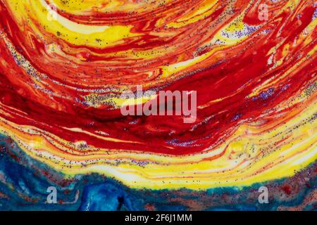 Hellblauer Acrylfleck mit hellem Gelb. Farbenfrohe Marmorstruktur. Ein Halbkreis, der mit Farben verschmiert ist und wie ein himmlischer Mantel aussieht. Abstrakt p Stockfoto