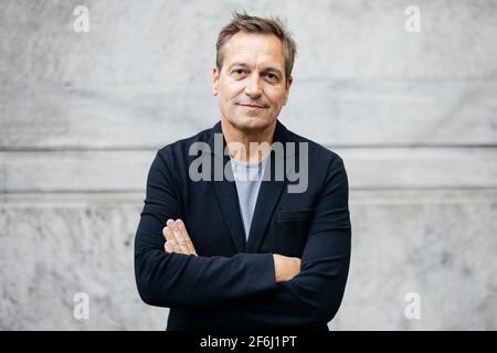 21. Oktober 2020, Nordrhein-Westfalen, Düsseldorf: Kabarettist und Komiker Dieter Nuhr posiert vor einem dpa-Interview. Foto: Marcel Kusch/dpa Stockfoto