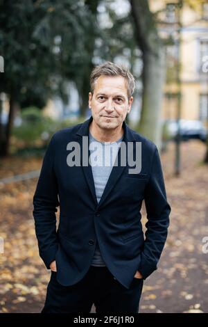 21. Oktober 2020, Nordrhein-Westfalen, Düsseldorf: Kabarettist und Komiker Dieter Nuhr posiert vor einem dpa-Interview. Foto: Marcel Kusch/dpa Stockfoto