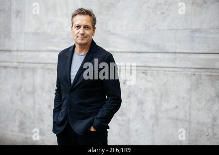 21. Oktober 2020, Nordrhein-Westfalen, Düsseldorf: Kabarettist und Komiker Dieter Nuhr posiert vor einem dpa-Interview. Foto: Marcel Kusch/dpa Stockfoto