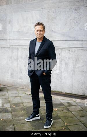 21. Oktober 2020, Nordrhein-Westfalen, Düsseldorf: Kabarettist und Komiker Dieter Nuhr posiert vor einem dpa-Interview. Foto: Marcel Kusch/dpa Stockfoto