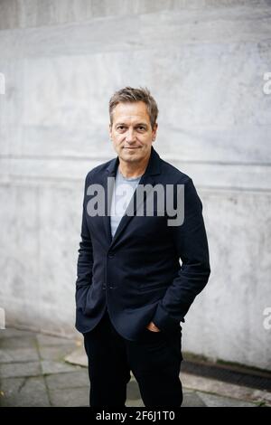 21. Oktober 2020, Nordrhein-Westfalen, Düsseldorf: Kabarettist und Komiker Dieter Nuhr posiert vor einem dpa-Interview. Foto: Marcel Kusch/dpa Stockfoto