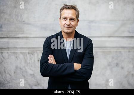 21. Oktober 2020, Nordrhein-Westfalen, Düsseldorf: Kabarettist und Komiker Dieter Nuhr posiert vor einem dpa-Interview. Foto: Marcel Kusch/dpa Stockfoto