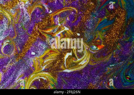 Mehrfarbiger Acryl-Hintergrund mit Locken bestreut mit lila und Gold funkelt. Moderne Kreativität. Eine bunte Avantgarde-Malerei mit reichen Stockfoto
