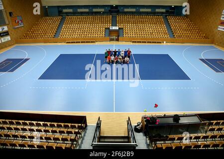 KFUM Linköping an einem wochentags Abend im März wird in einer leeren Sporthalle das Freibienentraining limiert. Stockfoto