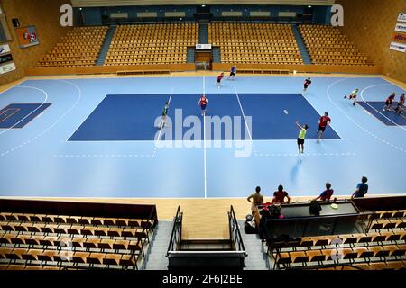 KFUM Linköping an einem wochentags Abend im März wird in einer leeren Sporthalle das Freibienentraining limiert. Stockfoto