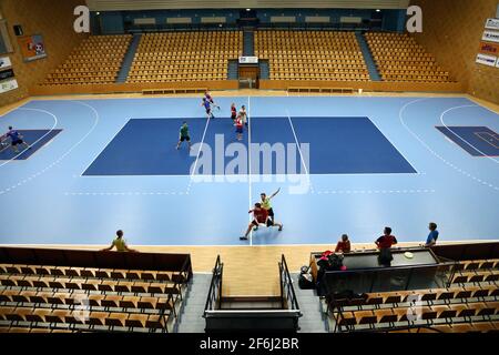 KFUM Linköping an einem wochentags Abend im März wird in einer leeren Sporthalle das Freibienentraining limiert. Stockfoto