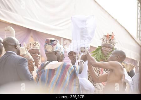 Sind Ona Kankanfo, Otunba Gani Adams empfangen die Mitarbeiter von Sango (Ose Sango) während seiner Installation, Oyo Staat, Nigeria. Stockfoto