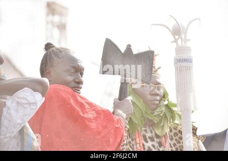 Sind Ona Kankanfo, Otunba Gani Adams empfangen die Mitarbeiter von Sango (Ose Sango) während seiner Installation, Oyo Staat, Nigeria. Stockfoto