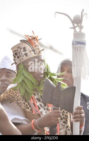 Sind Ona Kankanfo, Otunba Gani Adams empfangen die Mitarbeiter von Sango (Ose Sango) während seiner Installation, Oyo Staat, Nigeria. Stockfoto