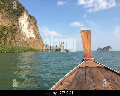 Ein thailändisches Longtail-Boot, das durch den Mangrovenwald der Phang Nga Bay in Phuket, Südthailand, fährt Stockfoto