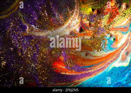 Mehrfarbiger Acryl-Hintergrund mit Locken bestreut mit lila und Gold funkelt. Moderne Kreativität. Eine bunte Avantgarde-Malerei mit reichen Stockfoto