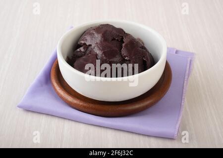 Brasilianische typisch acai Schale auf Holzhintergrund. Stockfoto