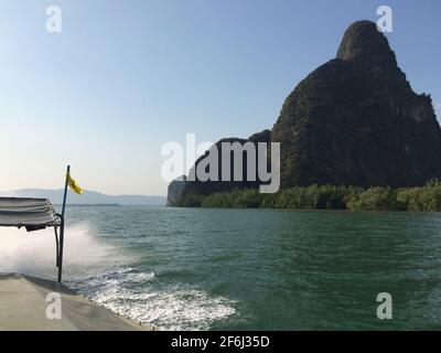 Ein thailändisches Longtail-Boot, das durch den Mangrovenwald der Phang Nga Bay in Phuket, Südthailand, fährt Stockfoto